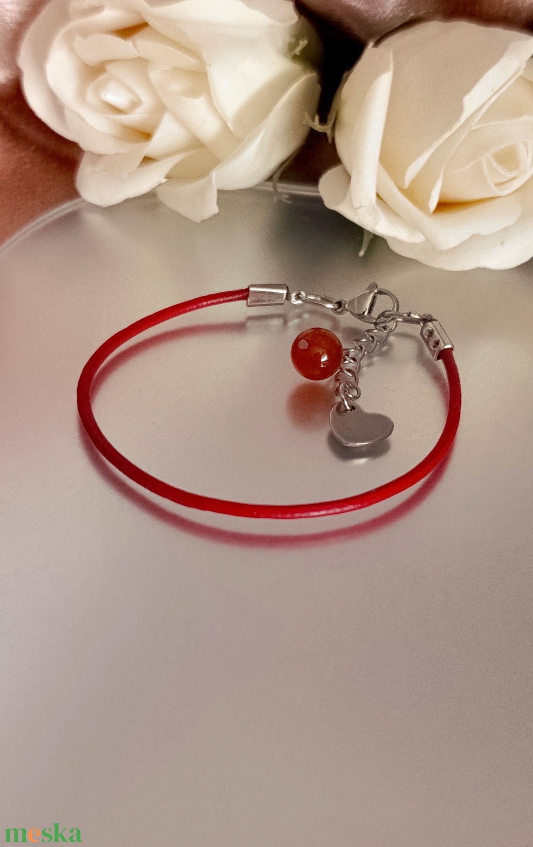 Hengerbőr kapcsos karkötő karneollal és szív medállal - ékszer - karkötő - ásványkarkötő - Meska.hu