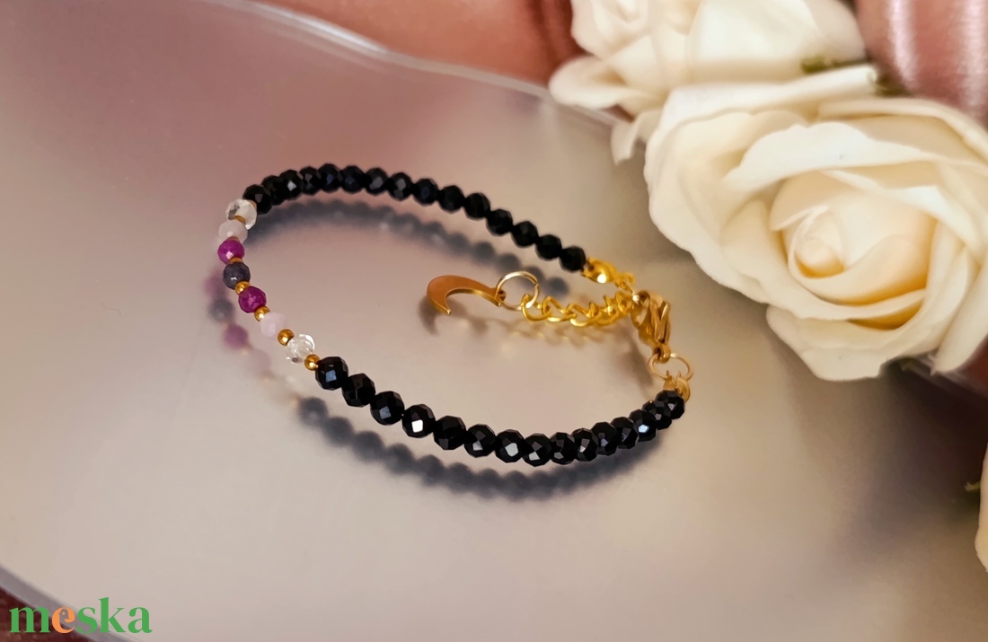 Védelem - belső erő - tiszta tudat � spinell, rubin, zafír, kunzit és hegyikristály karkötő hold medállal - ékszer - karkötő - ásványkarkötő - Meska.hu