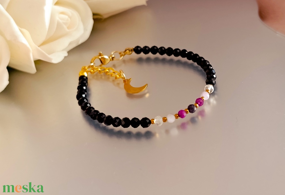 Védelem - belső erő - tiszta tudat � spinell, rubin, zafír, kunzit és hegyikristály karkötő hold medállal - ékszer - karkötő - ásványkarkötő - Meska.hu