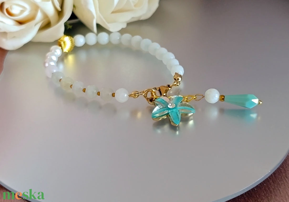 Finomság - nőiesség - nyári könnyedség � berill, türkiz jáde karkötő virág medállal - ékszer - karkötő - ásványkarkötő - Meska.hu