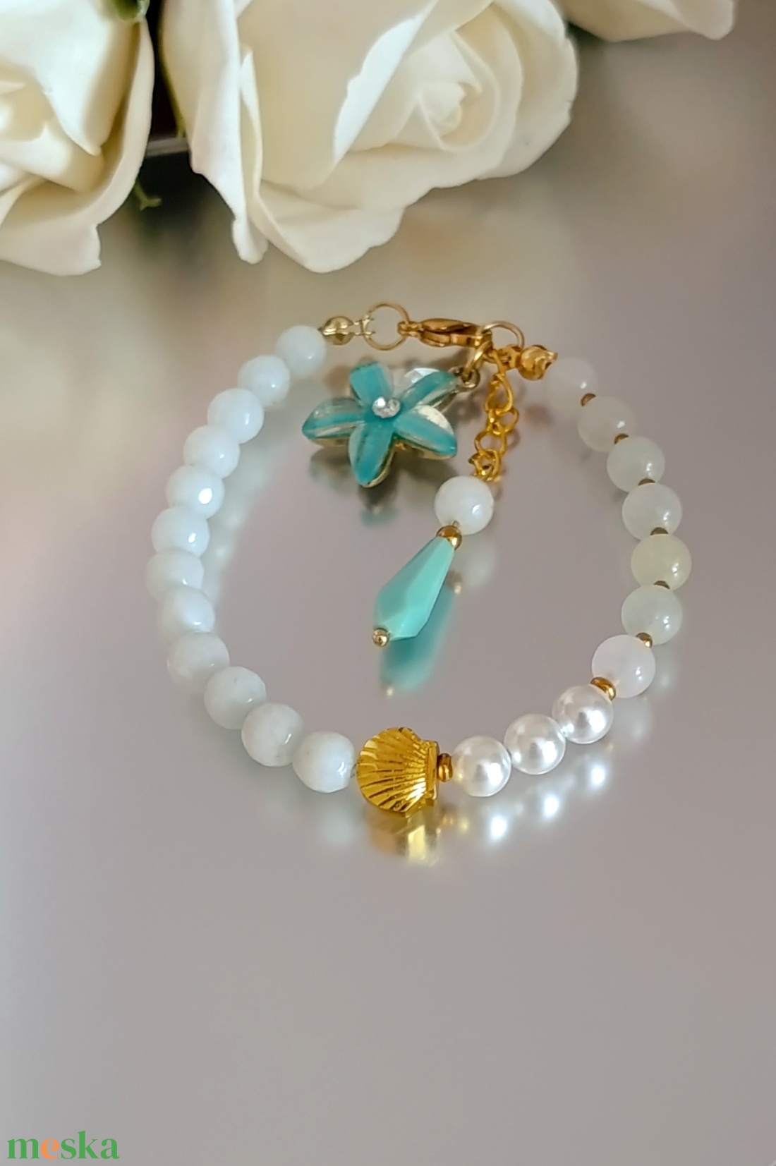 Finomság - nőiesség - nyári könnyedség � berill, türkiz jáde karkötő virág medállal - ékszer - karkötő - ásványkarkötő - Meska.hu
