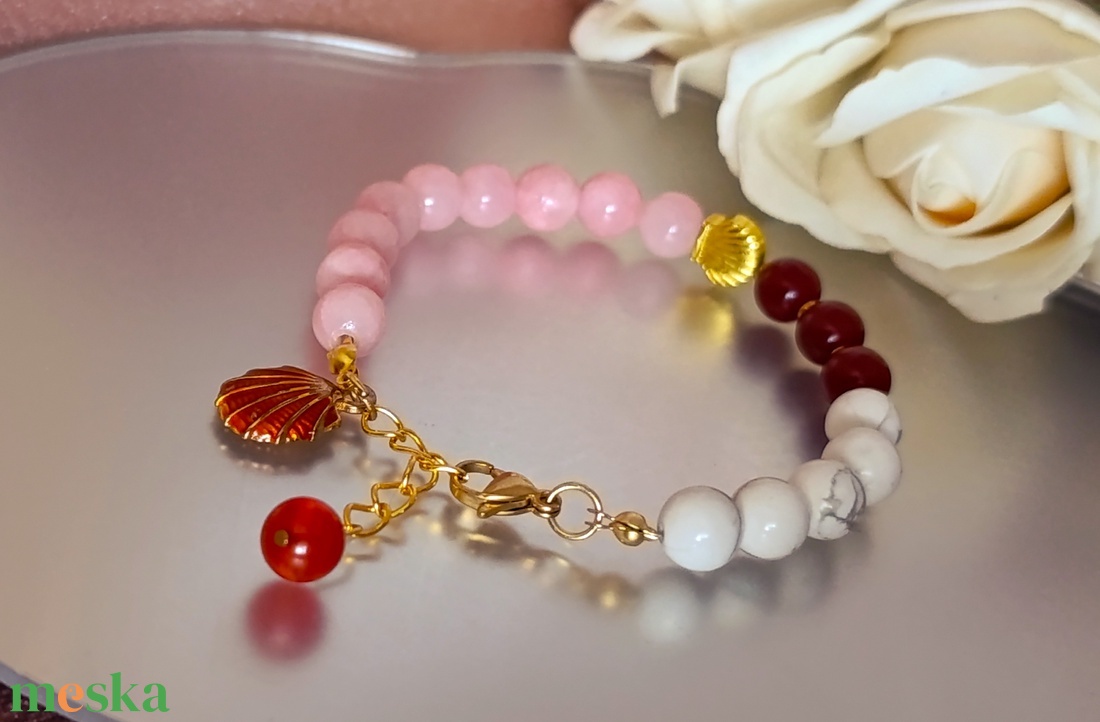 Életöröm - női energia - nyári könnyedség � karneol, rózsaszín jáde és howlit karkötő kagyló medállal - ékszer - karkötő - ásványkarkötő - Meska.hu