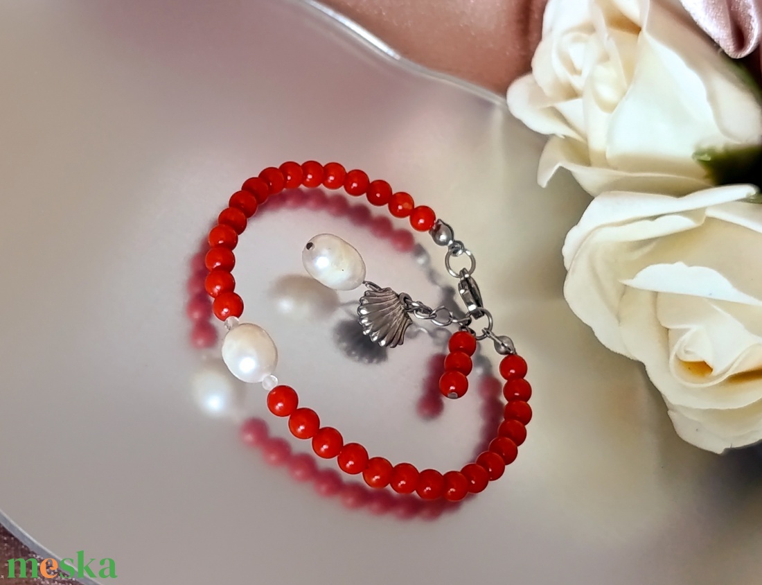 Vörös korall, édesvízi gyöngy és hegyikristály karkötő - ékszer - karkötő - gyöngyös karkötő - Meska.hu