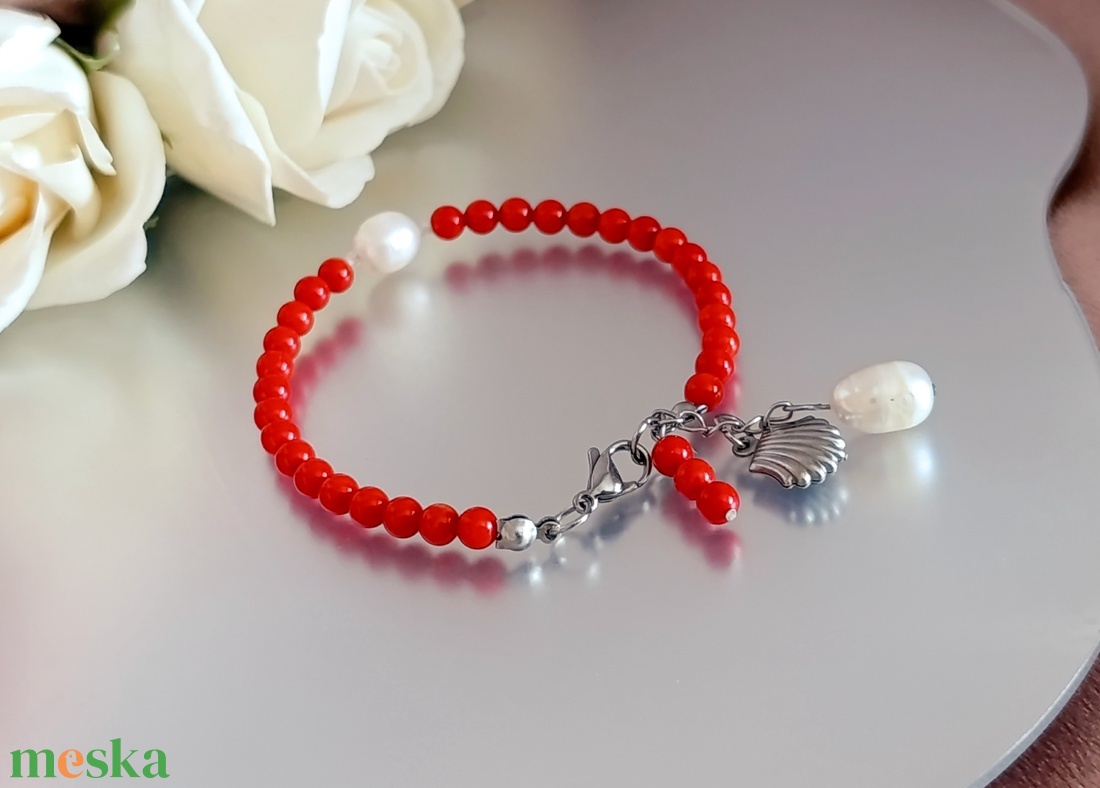 Vörös korall, édesvízi gyöngy és hegyikristály karkötő - ékszer - karkötő - gyöngyös karkötő - Meska.hu