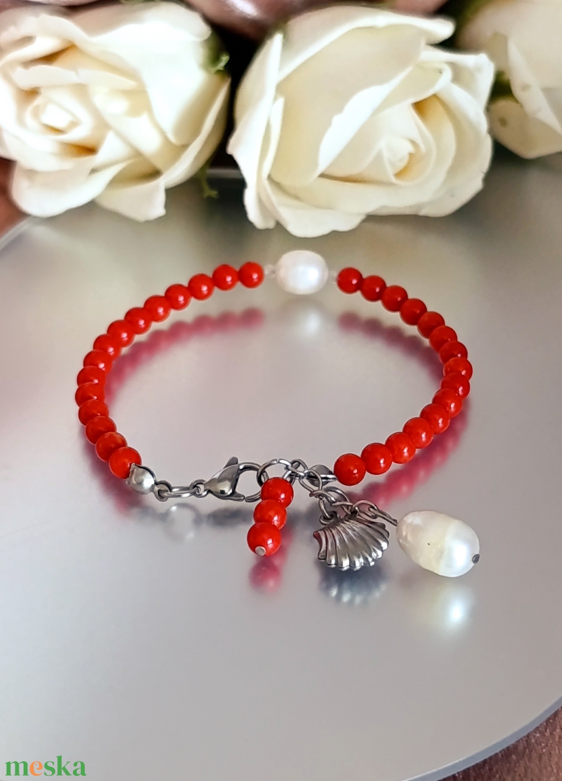 Vörös korall, édesvízi gyöngy és hegyikristály karkötő - ékszer - karkötő - gyöngyös karkötő - Meska.hu