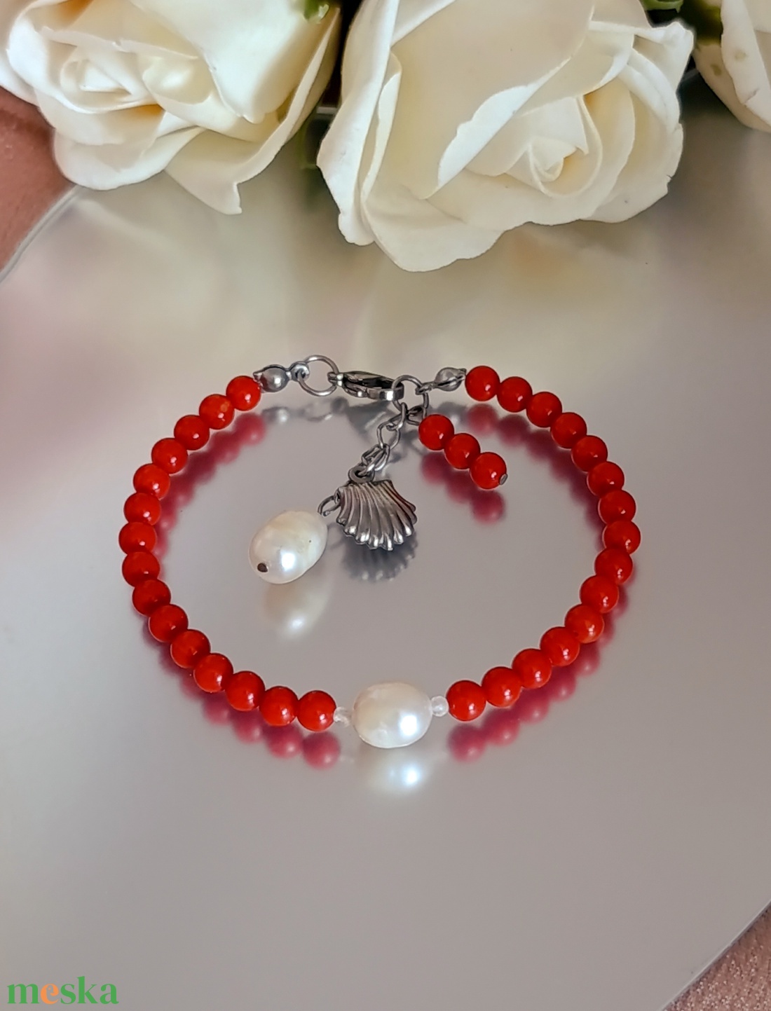 Vörös korall, édesvízi gyöngy és hegyikristály karkötő - ékszer - karkötő - gyöngyös karkötő - Meska.hu