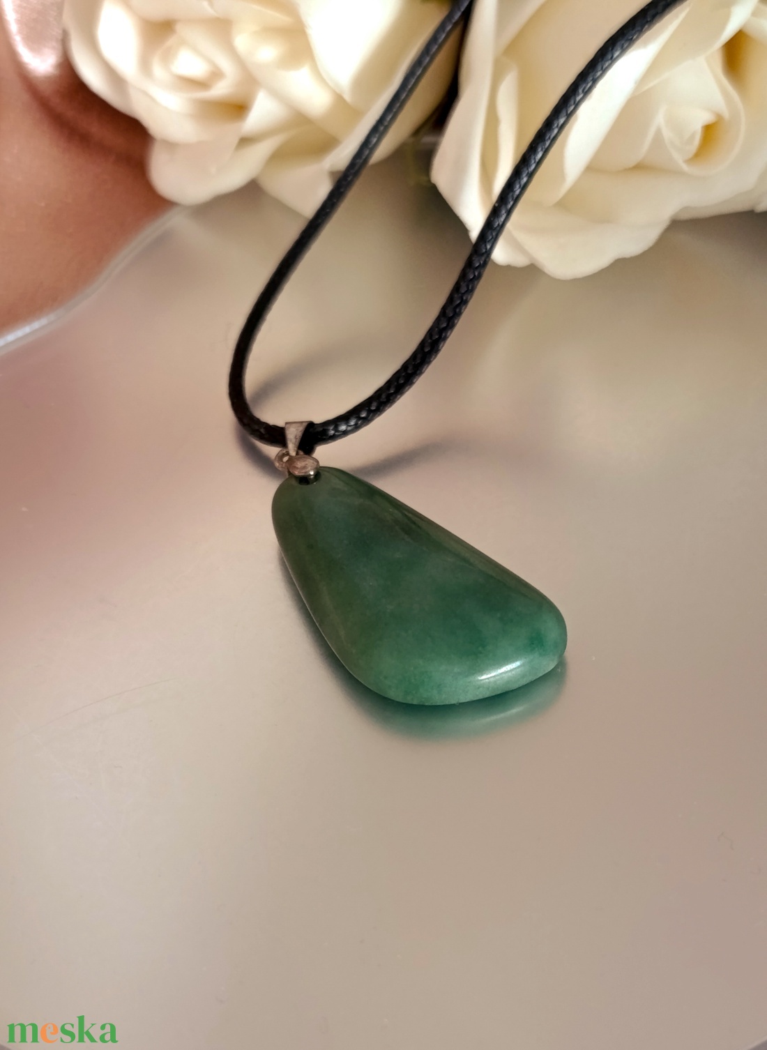 Nyújtott csepp alakú zöld jáde nyaklánc - ékszer - nyaklánc - medálos nyaklánc - Meska.hu