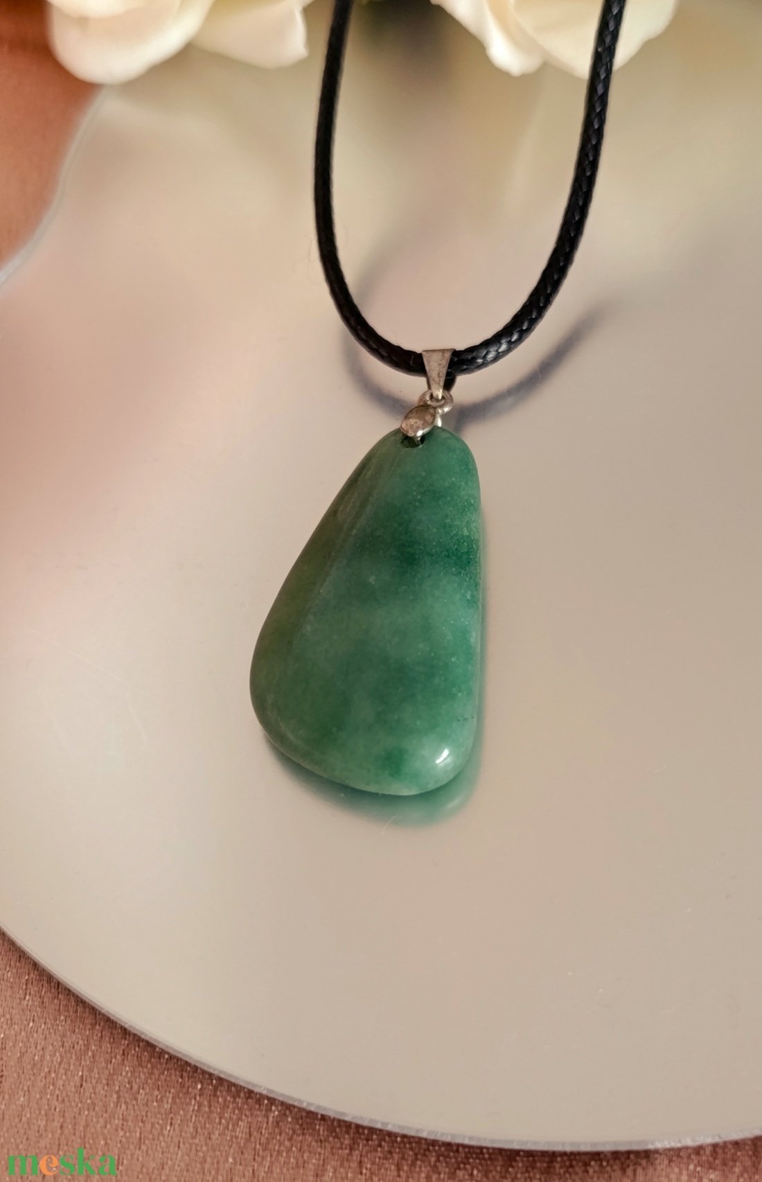Nyújtott csepp alakú zöld jáde nyaklánc - ékszer - nyaklánc - medálos nyaklánc - Meska.hu
