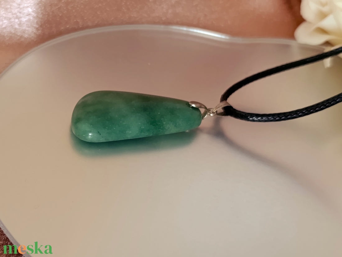 Nyújtott csepp alakú zöld jáde nyaklánc - ékszer - nyaklánc - medálos nyaklánc - Meska.hu