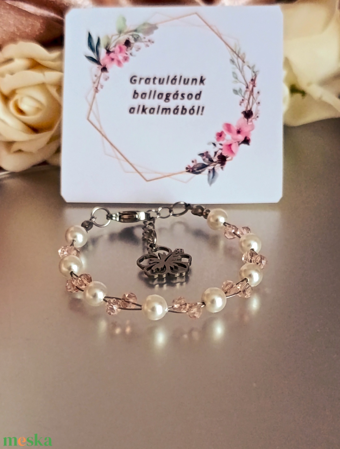 Ballagásra - kagylóhéj és rózsaszín üveggyöngy karkötő virág medállal - ékszer - karkötő - lánc karkötő - Meska.hu