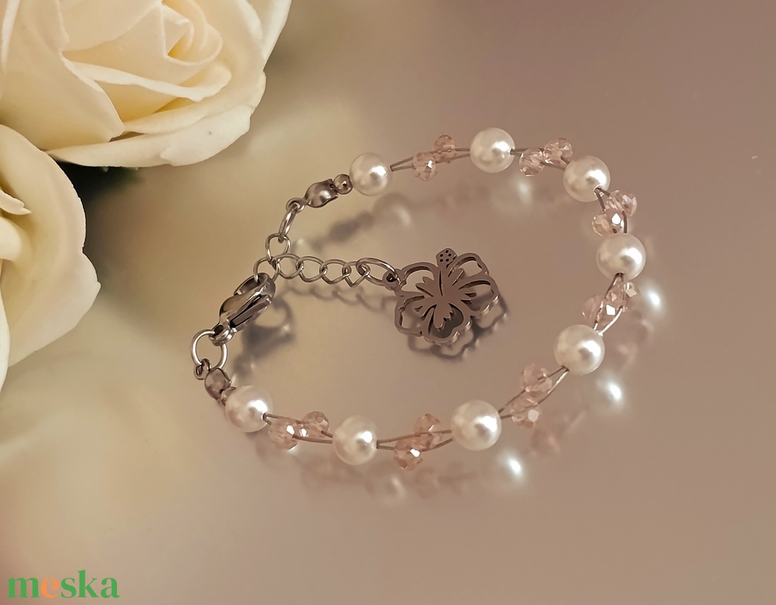 Ballagásra - kagylóhéj és rózsaszín üveggyöngy karkötő virág medállal - ékszer - karkötő - lánc karkötő - Meska.hu