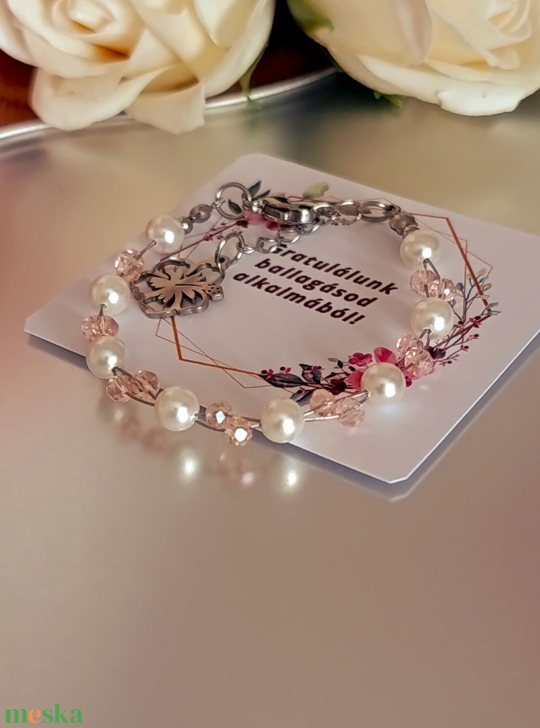Ballagásra - kagylóhéj és rózsaszín üveggyöngy karkötő virág medállal - ékszer - karkötő - lánc karkötő - Meska.hu