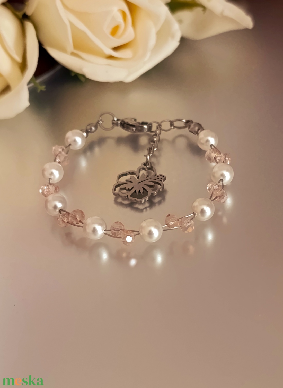 Ballagásra - kagylóhéj és rózsaszín üveggyöngy karkötő virág medállal - ékszer - karkötő - lánc karkötő - Meska.hu