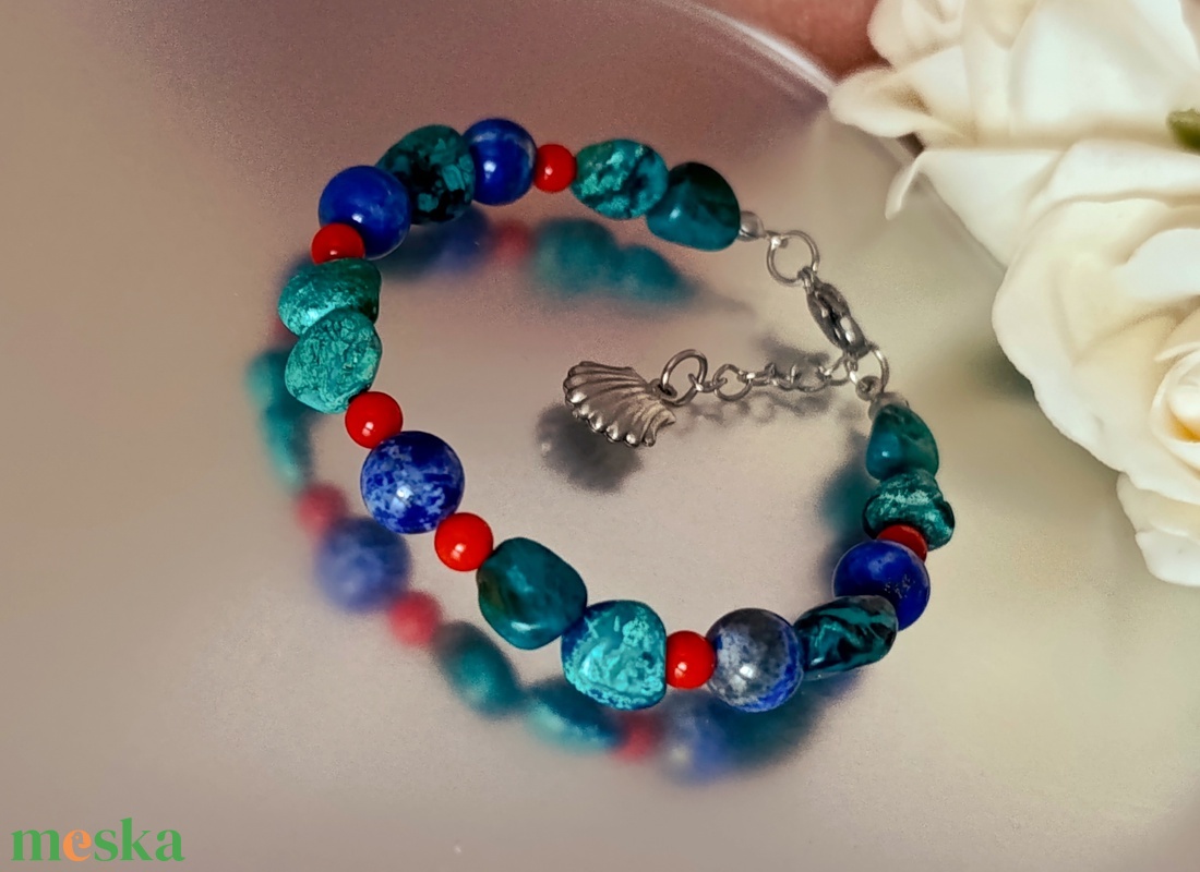 Krizokolla, lapis lazuli és korall ásványkarkötő kagyló medállal - ékszer - karkötő - ásványkarkötő - Meska.hu