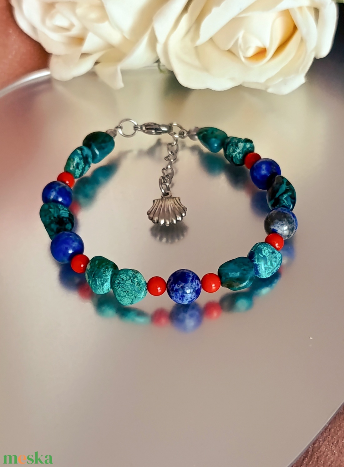 Krizokolla, lapis lazuli és korall ásványkarkötő kagyló medállal - ékszer - karkötő - ásványkarkötő - Meska.hu