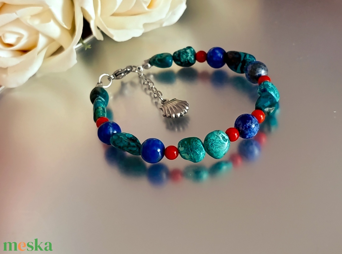 Krizokolla, lapis lazuli és korall ásványkarkötő kagyló medállal - ékszer - karkötő - ásványkarkötő - Meska.hu