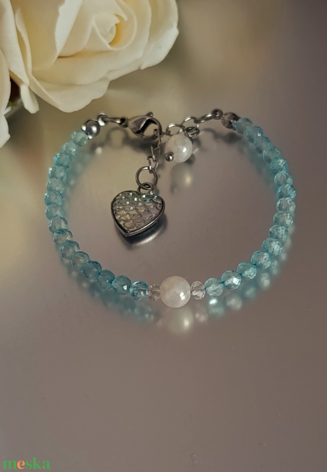 Kék topáz, aura holdkő és hegyikristály ásványkarkötő szív medállal - ékszer - karkötő - ásványkarkötő - Meska.hu