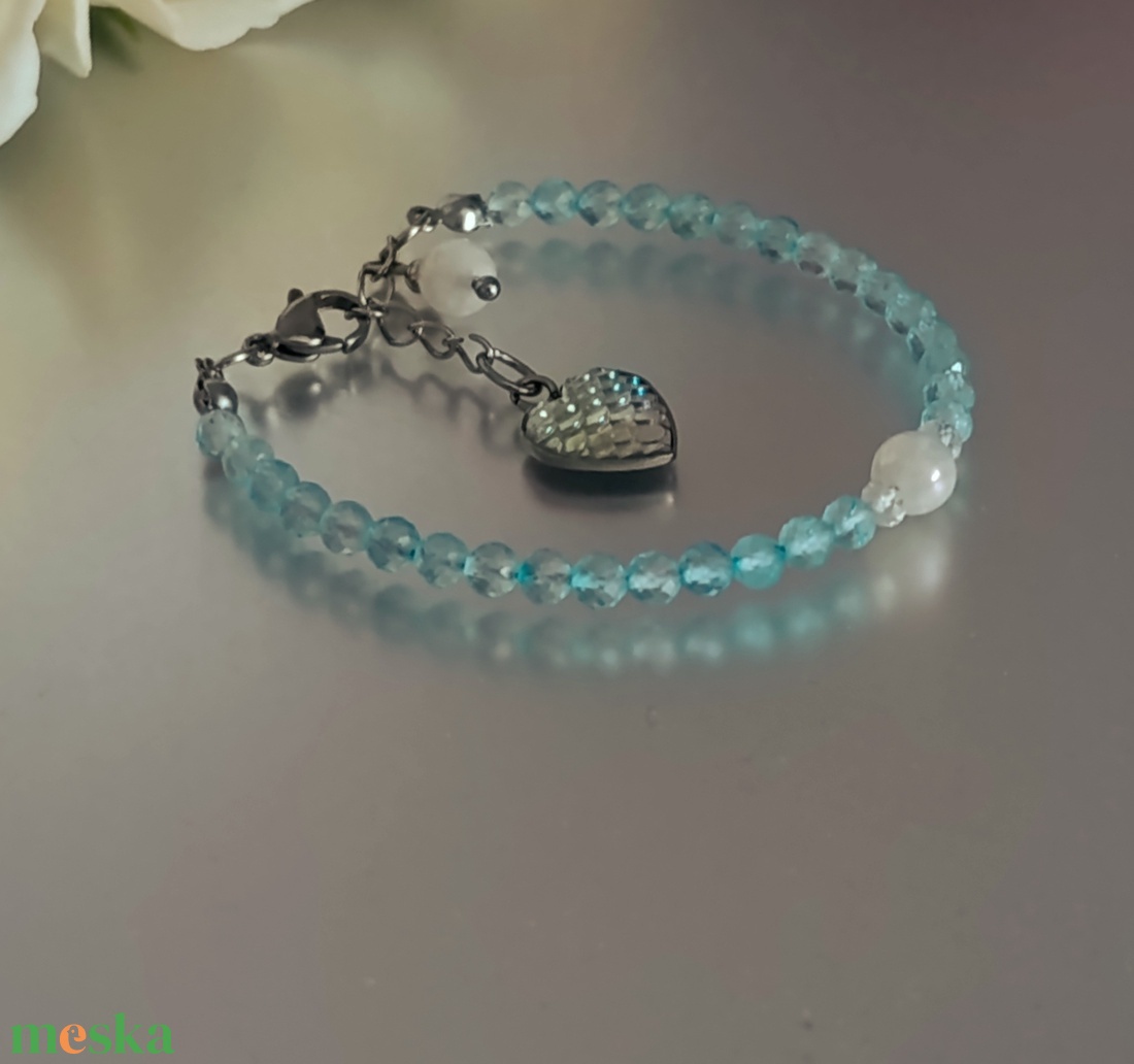 Kék topáz, aura holdkő és hegyikristály ásványkarkötő szív medállal - ékszer - karkötő - ásványkarkötő - Meska.hu