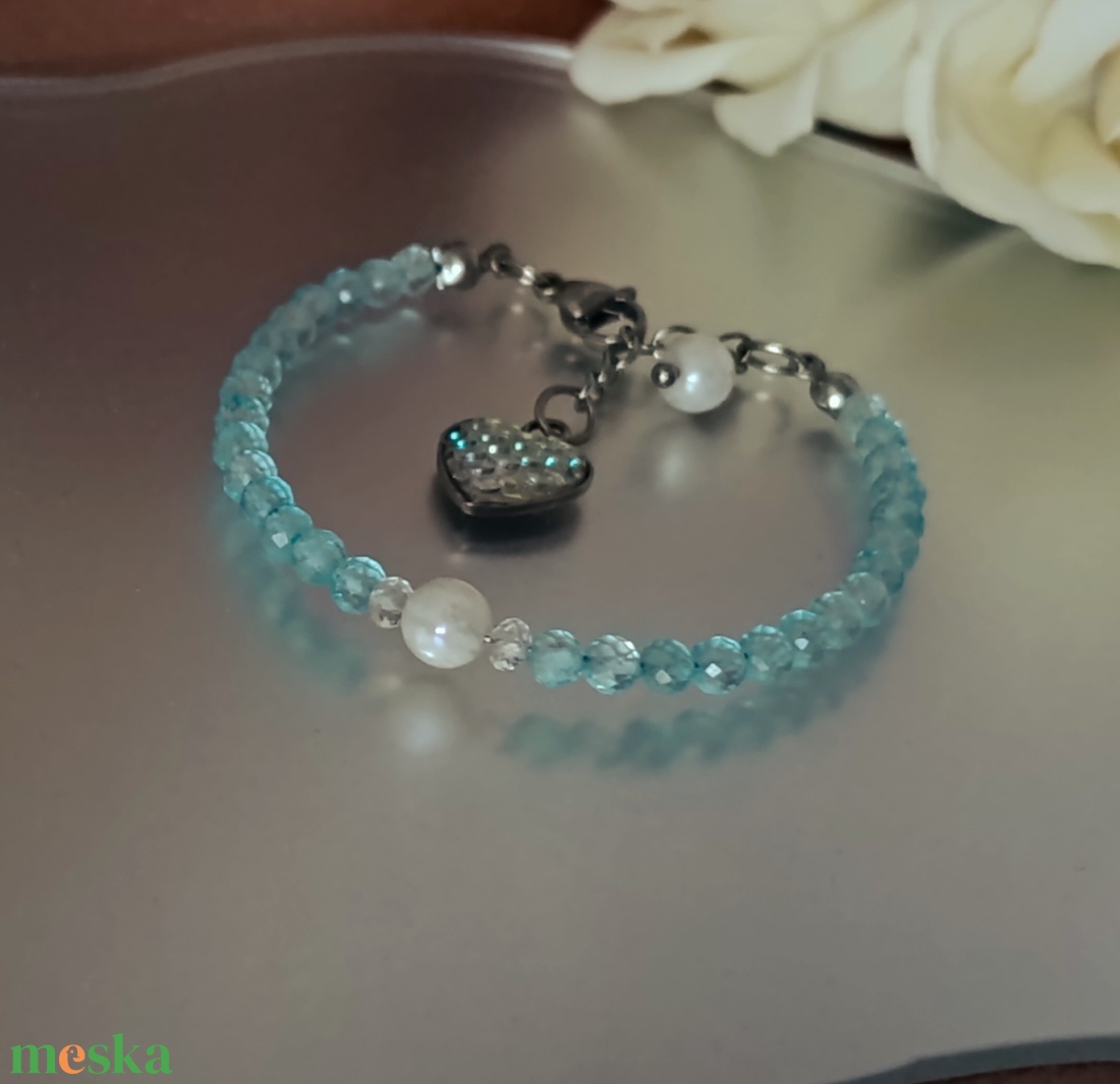 Kék topáz, aura holdkő és hegyikristály ásványkarkötő szív medállal - ékszer - karkötő - ásványkarkötő - Meska.hu