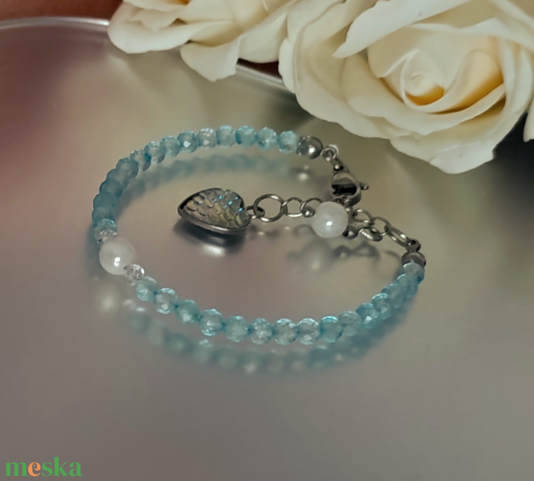Kék topáz, aura holdkő és hegyikristály ásványkarkötő szív medállal - ékszer - karkötő - ásványkarkötő - Meska.hu