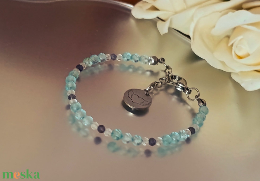 Kék topáz, tanzanit és hegyikristály ásványkarkötő szív medállal - ékszer - karkötő - ásványkarkötő - Meska.hu