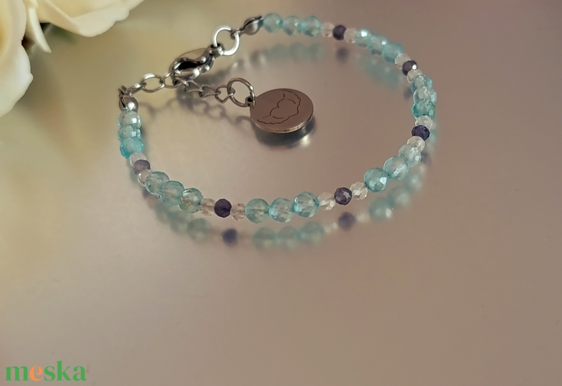 Kék topáz, tanzanit és hegyikristály ásványkarkötő szív medállal - ékszer - karkötő - ásványkarkötő - Meska.hu
