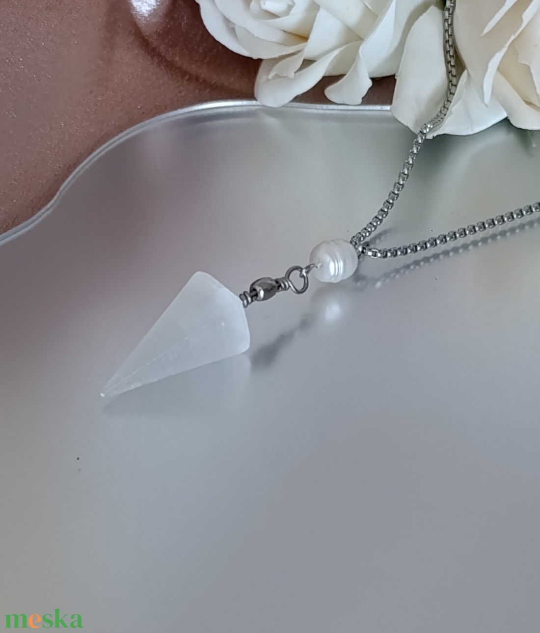 Piramis alakú szelenit medál édesvízi gyönggyel nemesacél láncon - ékszer - nyaklánc - medál - Meska.hu