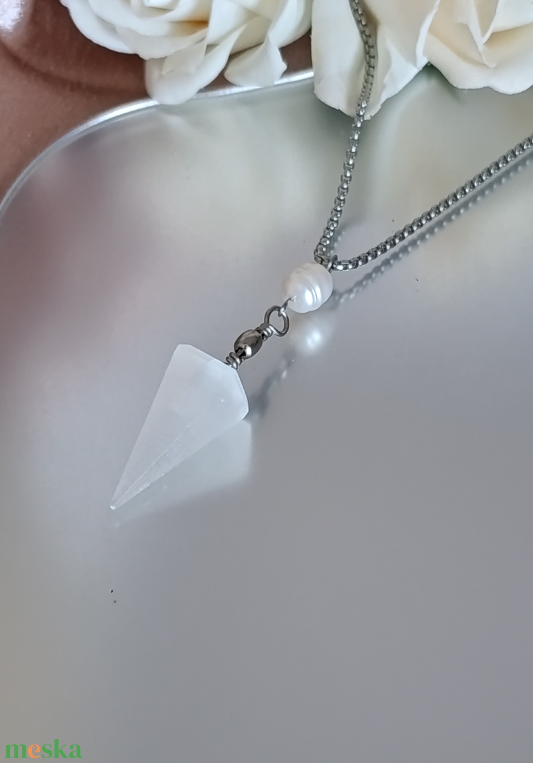 Piramis alakú szelenit medál édesvízi gyönggyel nemesacél láncon - ékszer - nyaklánc - medál - Meska.hu