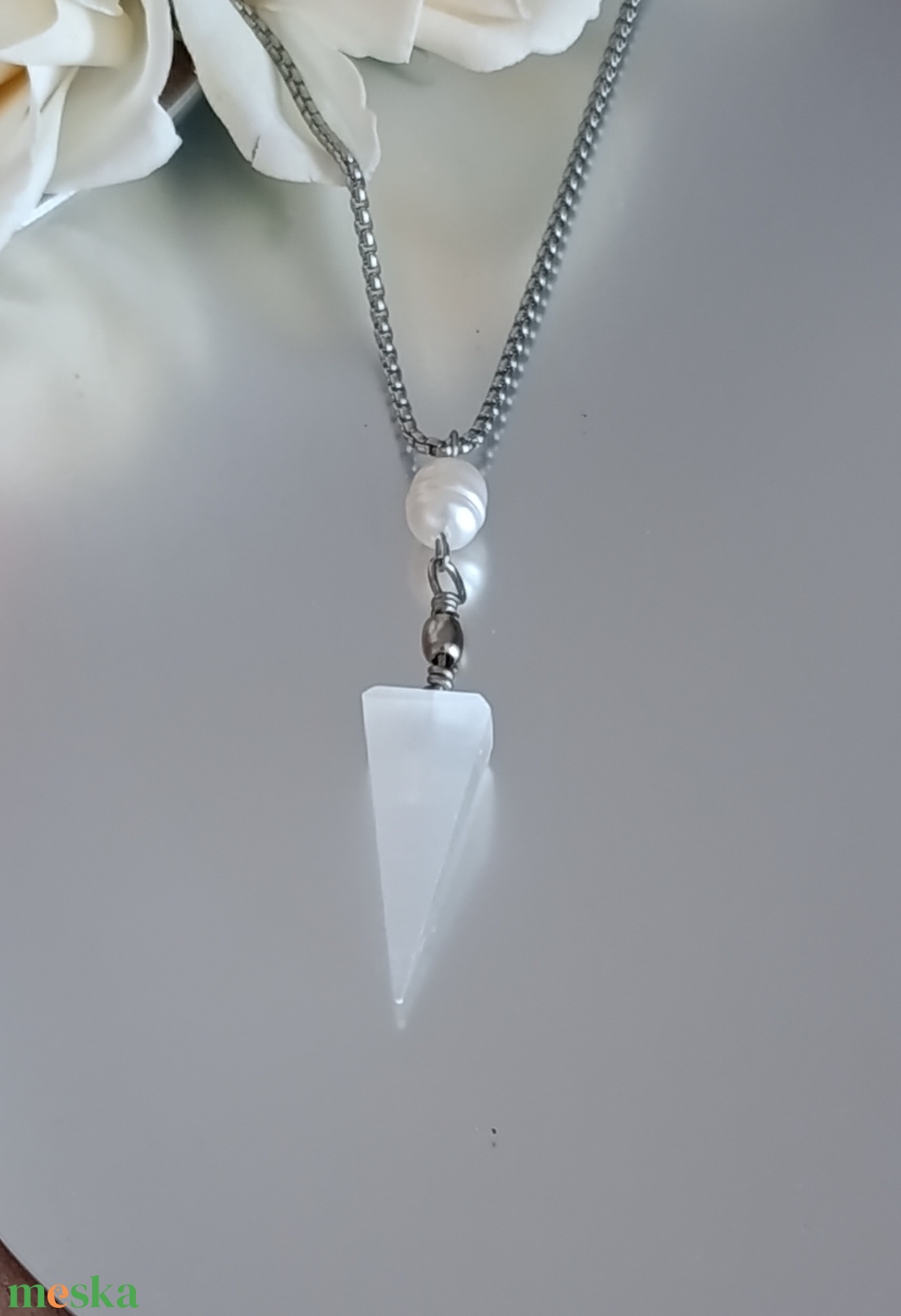 Piramis alakú szelenit medál édesvízi gyönggyel nemesacél láncon - ékszer - nyaklánc - medál - Meska.hu