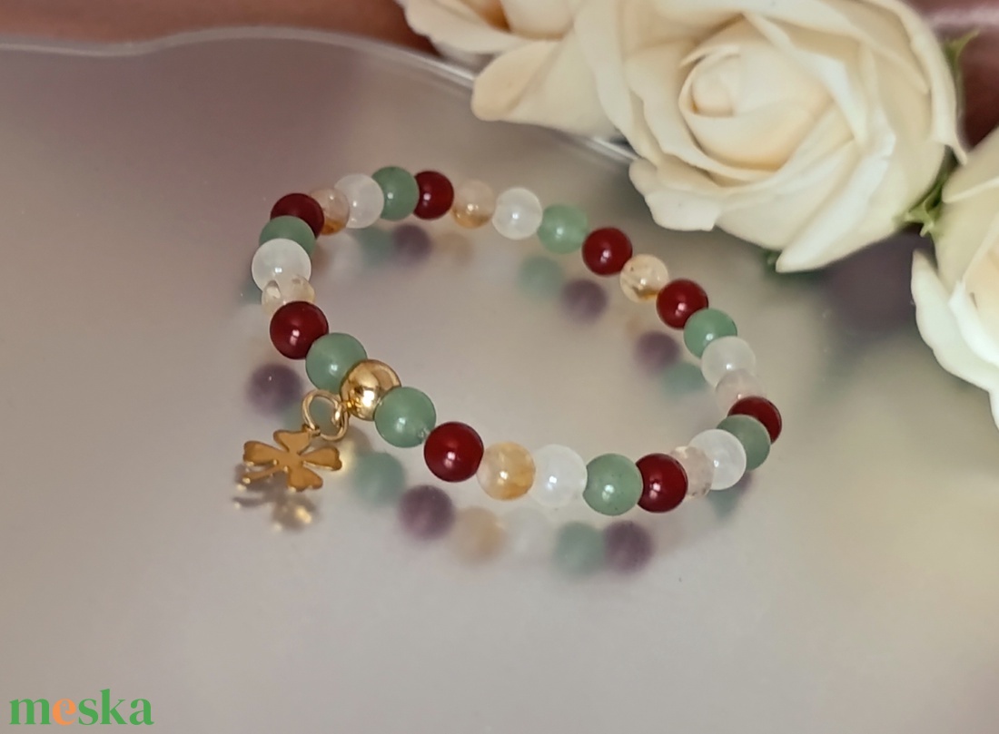 Szerencse és bőség ásványkarkötő citrinnel, aventurinnal, karneollal és hegyikristállyal, lóhere medállal - ékszer - karkötő - ásványkarkötő - Meska.hu