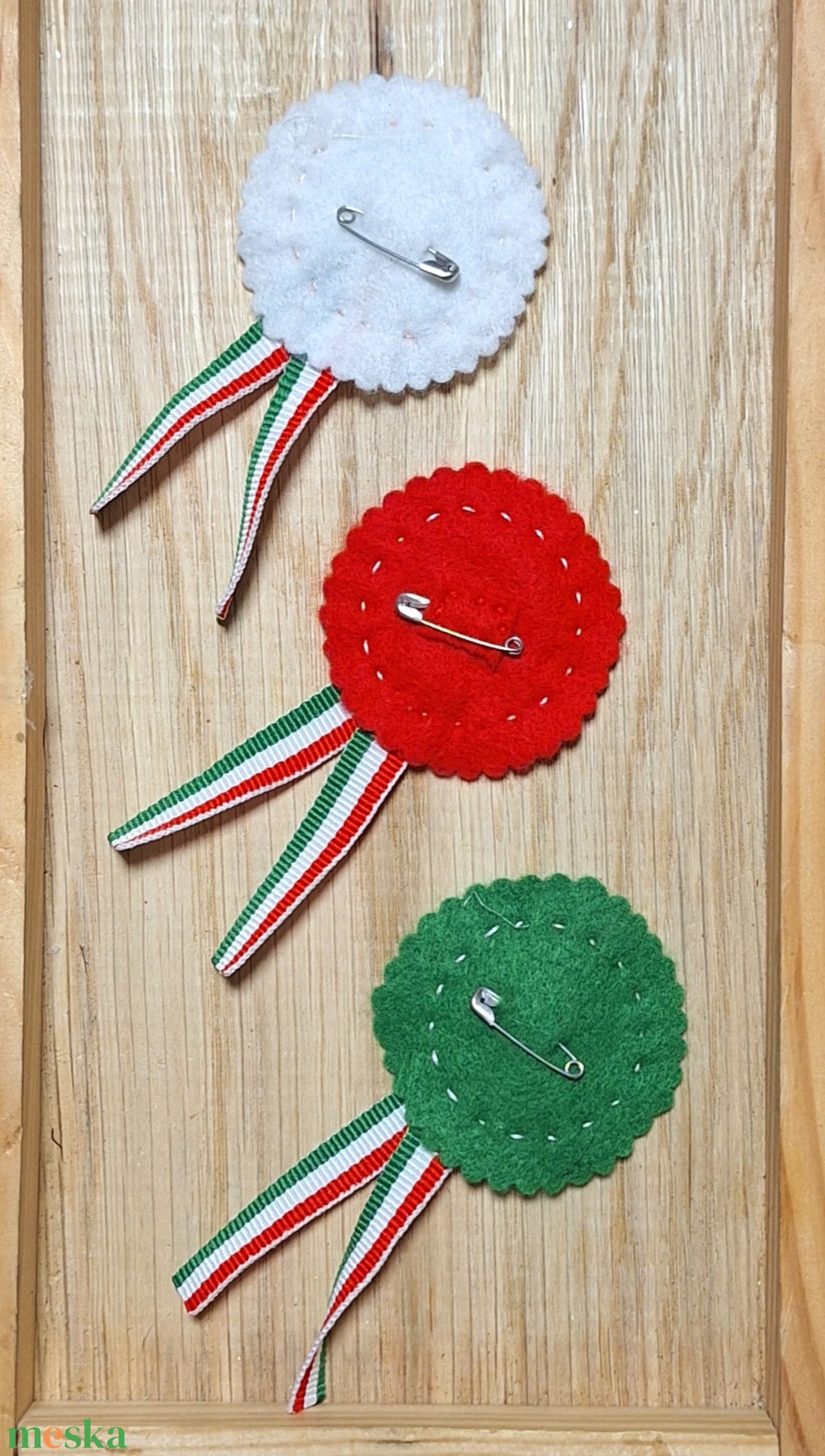 Filc kokárda, nemzeti színű, virág, tulipán, huszársapka, szív, címer, kard, 1848 felirattal - ékszer - kitűző és bross - kitűző - Meska.hu