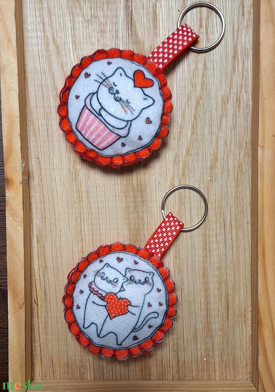 Filc szerelmes cicák kulcstartó , táskadísz, függődísz - táska & tok - kulcstartó & táskadísz - kulcstartó - Meska.hu