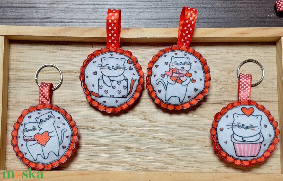 Filc szerelmes cicák kulcstartó , táskadísz, függődísz - táska & tok - kulcstartó & táskadísz - kulcstartó - Meska.hu