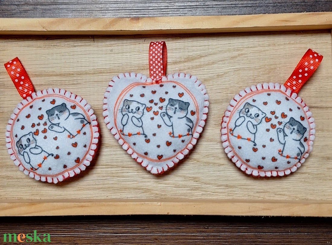 Filc szerelmes cicák kulcstartó , táskadísz, függődísz - táska & tok - kulcstartó & táskadísz - kulcstartó - Meska.hu