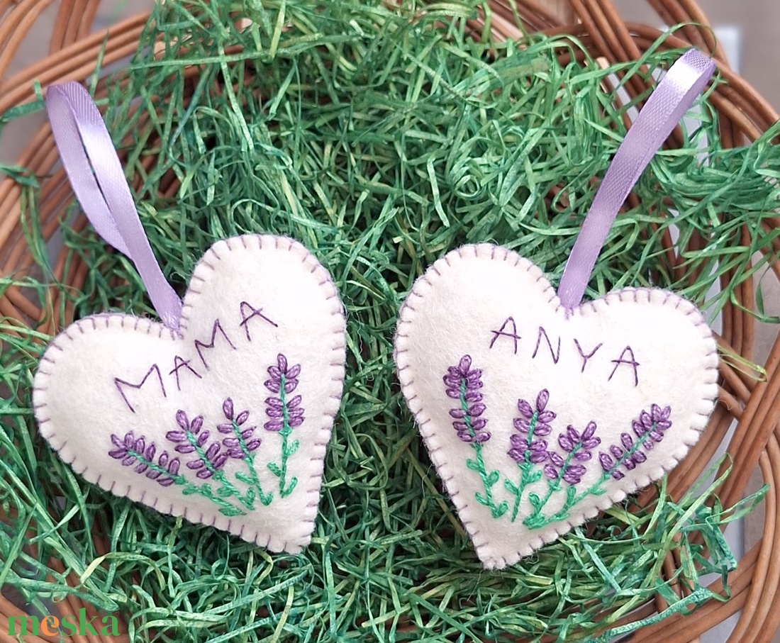 Hímzett gyapjú filc szív, tulipános ANYA, MAMA, DÉDI vagy név felirattal. - otthon & életmód - dekoráció - fali és függő dekoráció - függődísz - Meska.hu