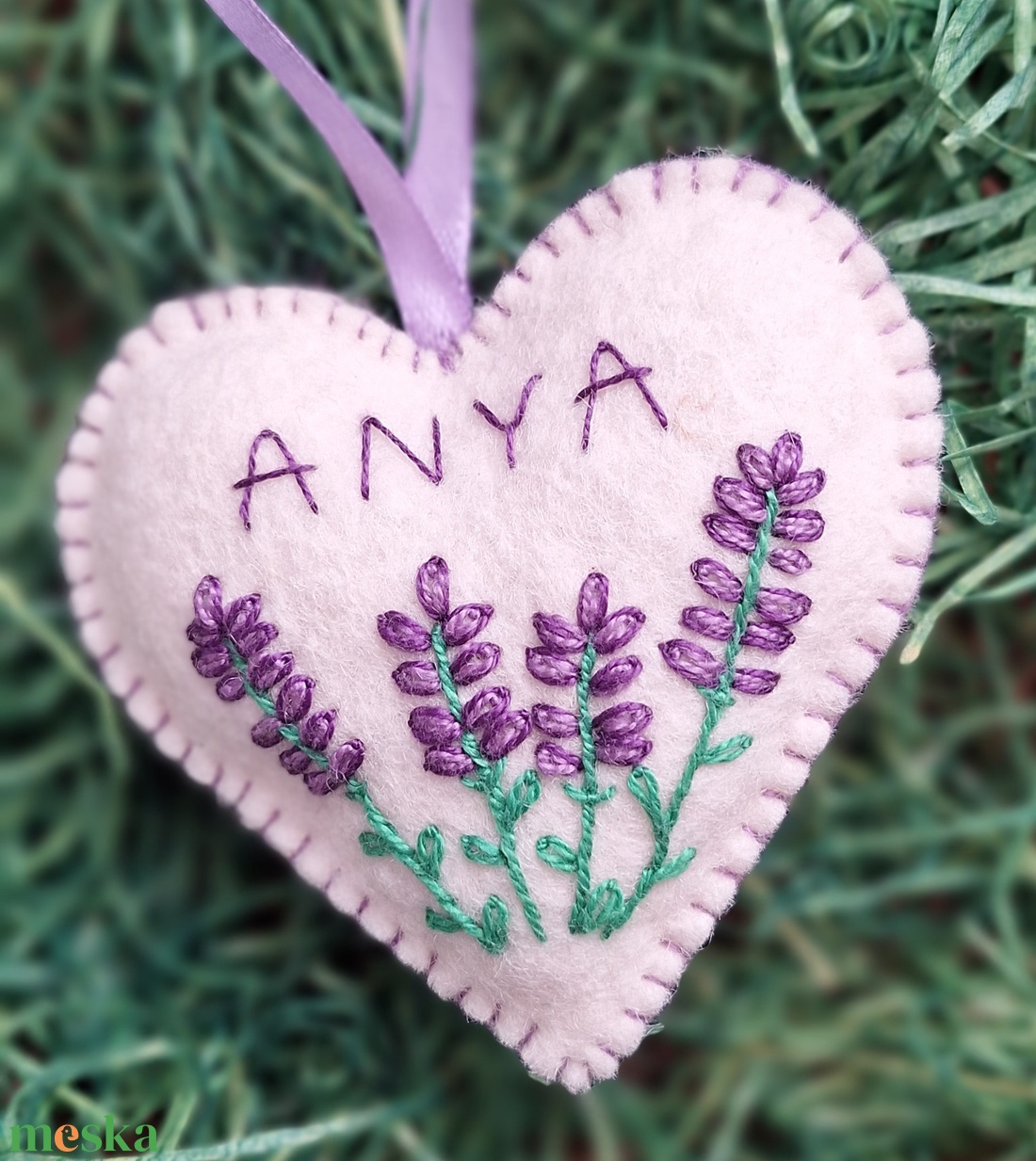 Hímzett gyapjú filc szív, tulipános ANYA, MAMA, DÉDI vagy név felirattal. - otthon & életmód - dekoráció - fali és függő dekoráció - függődísz - Meska.hu