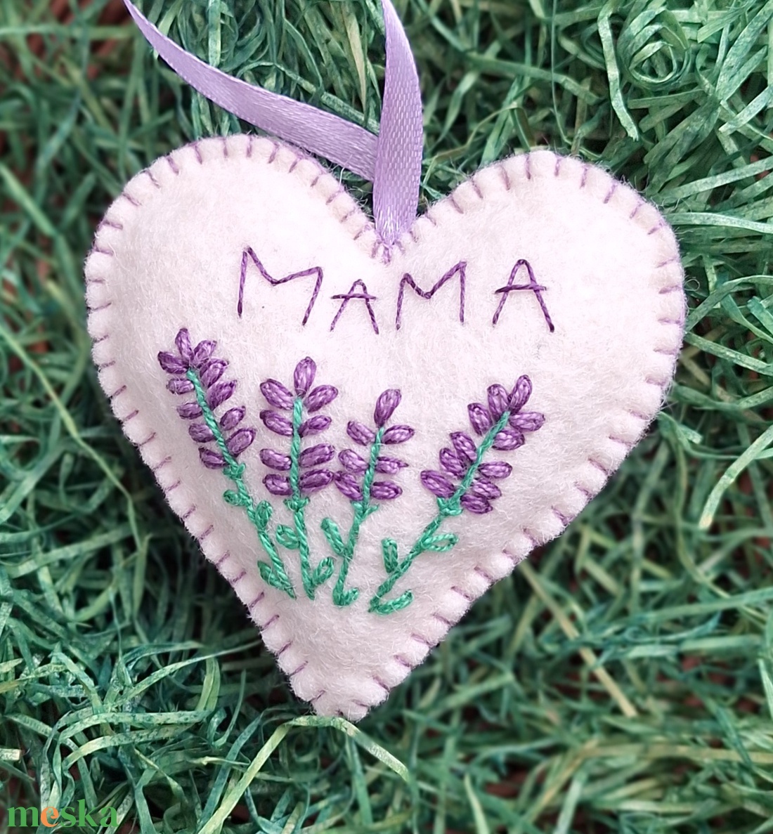 Hímzett gyapjú filc szív, tulipános ANYA, MAMA, DÉDI vagy név felirattal. - otthon & életmód - dekoráció - fali és függő dekoráció - függődísz - Meska.hu