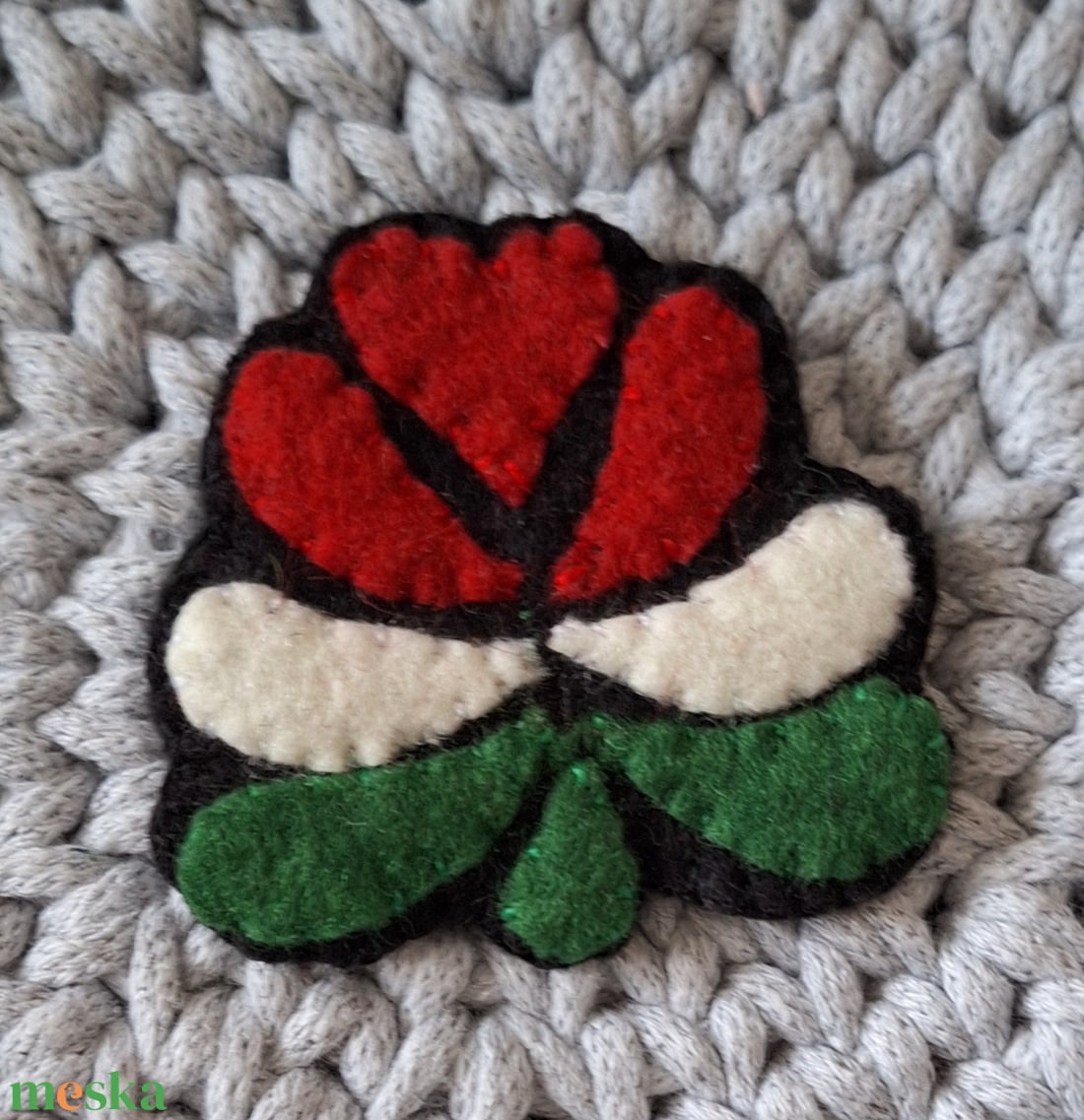 Filc gyapjúfilc kokárda, nemzeti színű magyaros kokárda  - ékszer - kitűző és bross - Meska.hu