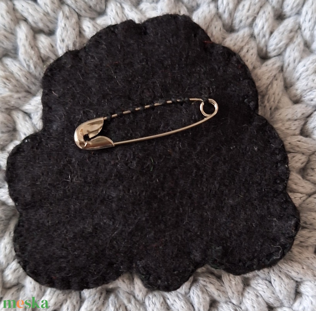 Filc gyapjúfilc kokárda, nemzeti színű magyaros kokárda  - ékszer - kitűző és bross - Meska.hu