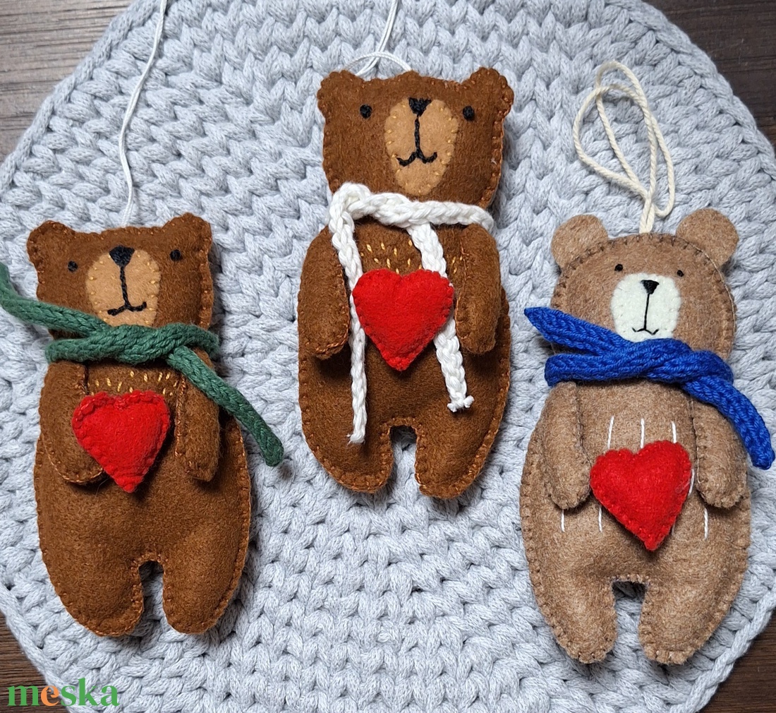 Valentin napi filc maci, macik - otthon & életmód - dekoráció - fali és függő dekoráció - függődísz - Meska.hu