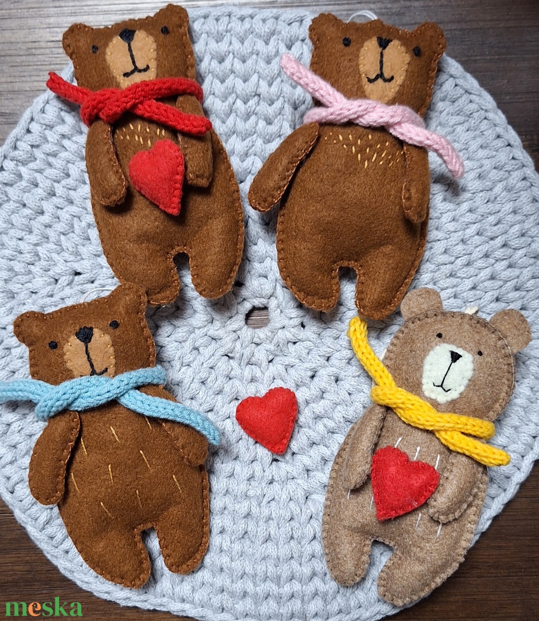 Valentin napi filc maci, macik - otthon & életmód - dekoráció - fali és függő dekoráció - függődísz - Meska.hu