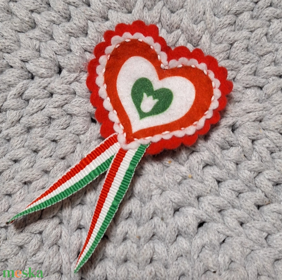 Filc kokárda - ékszer - kitűző és bross - Meska.hu