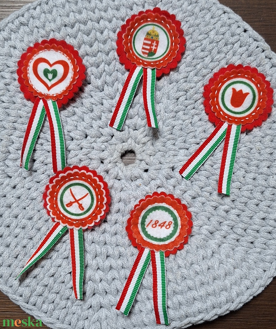 Hímzett filc kokárda, nemzeti színű, virág, tulipán, szív - ékszer - kitűző és bross - Meska.hu