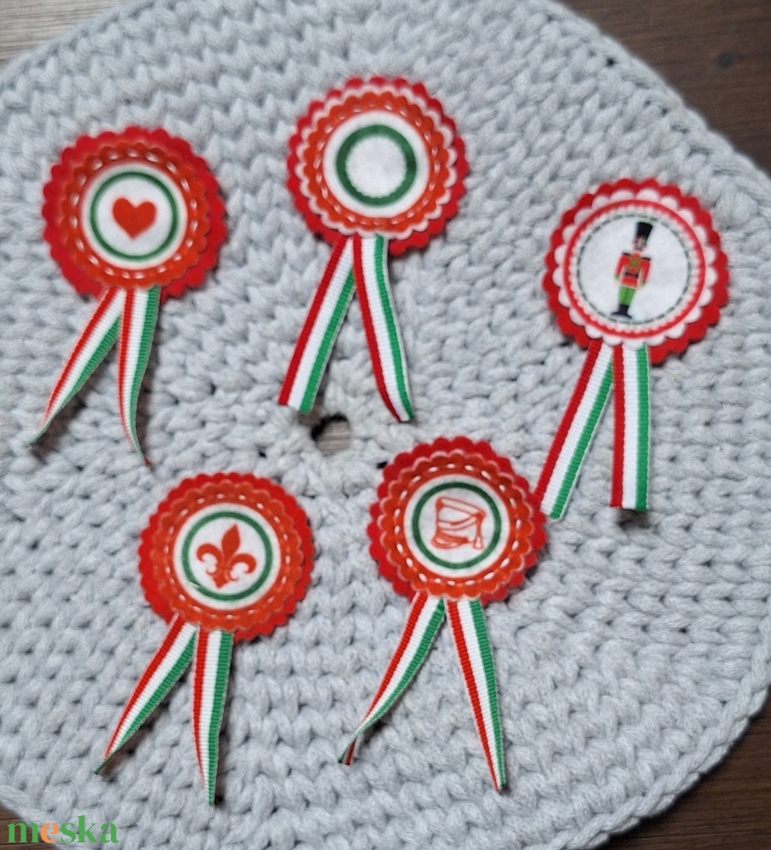 Hímzett filc kokárda, nemzeti színű, virág, tulipán, szív - ékszer - kitűző és bross - Meska.hu