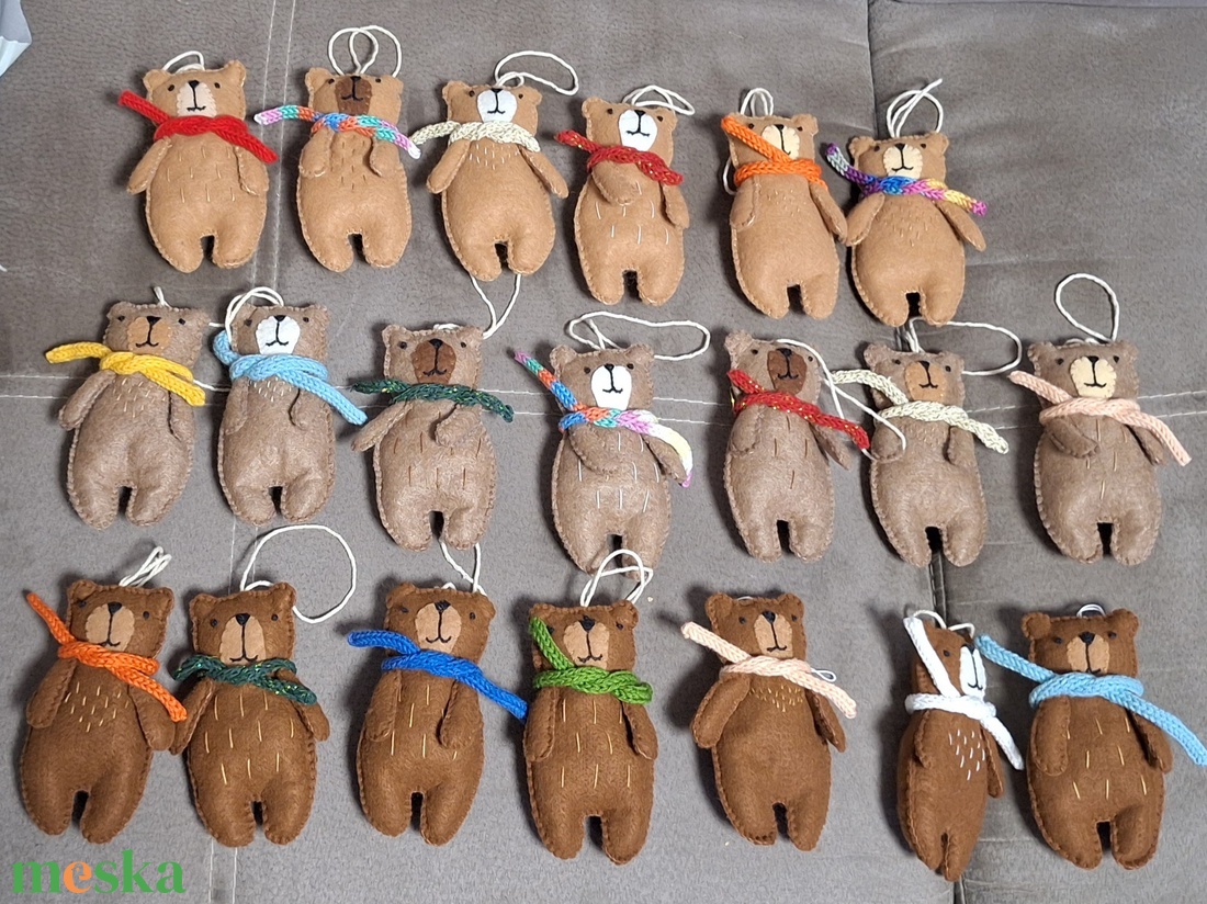 Filc maci, macik - otthon & életmód - dekoráció - fali és függő dekoráció - függődísz - Meska.hu