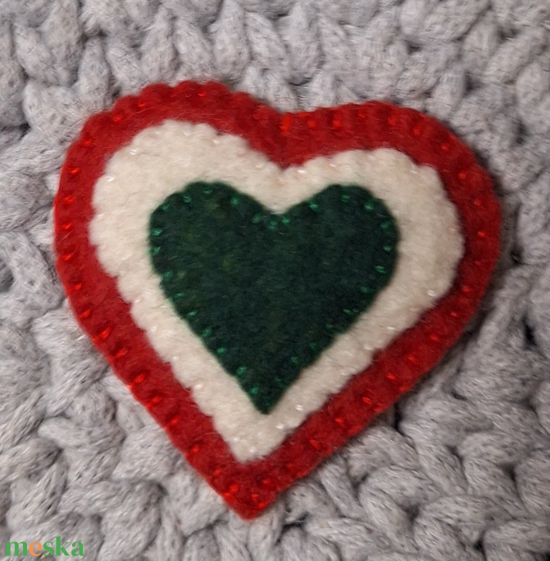 Filc gyapjúfilc kokárda, nemzetiszínű madárka, virág, tulipán, huszárfiú, lány, szív - ékszer - kitűző és bross - Meska.hu