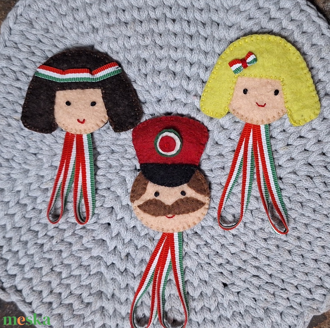 Filc gyapjúfilc kokárda, nemzetiszínű madárka, virág, tulipán, huszárfiú, lány, szív - ékszer - kitűző és bross - Meska.hu