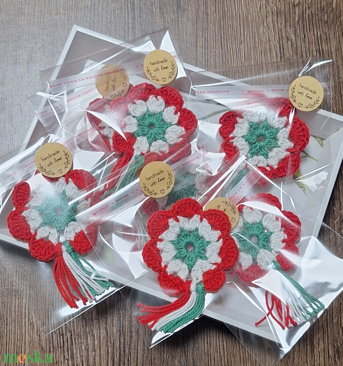 Horgolt kokárda, nemzeti színű - ékszer - kitűző és bross - Meska.hu