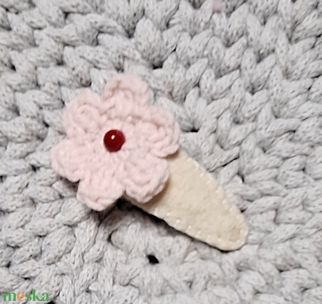 Gyapjúfilc hajcsat horgolt  virággal, masnival vagy pillangóval.angó.  - ruha & divat - hajdísz & hajcsat - hajdísz - Meska.hu