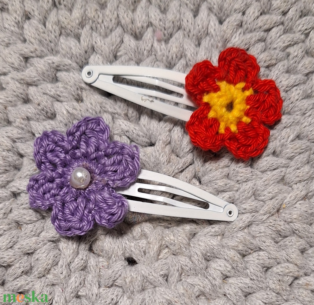 Hajcsat horgolt  virággal,  masnival, pillangóval..  - ruha & divat - hajdísz & hajcsat - hajdísz - Meska.hu